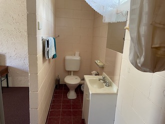 Photo of motel room 2 ensuite bathroom
